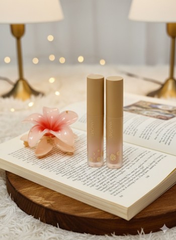 کانسیلر مایع یانگمی مدل Aqua Lasting روی کتاب باز برای آموزش آرایش رفع خستگی چشم